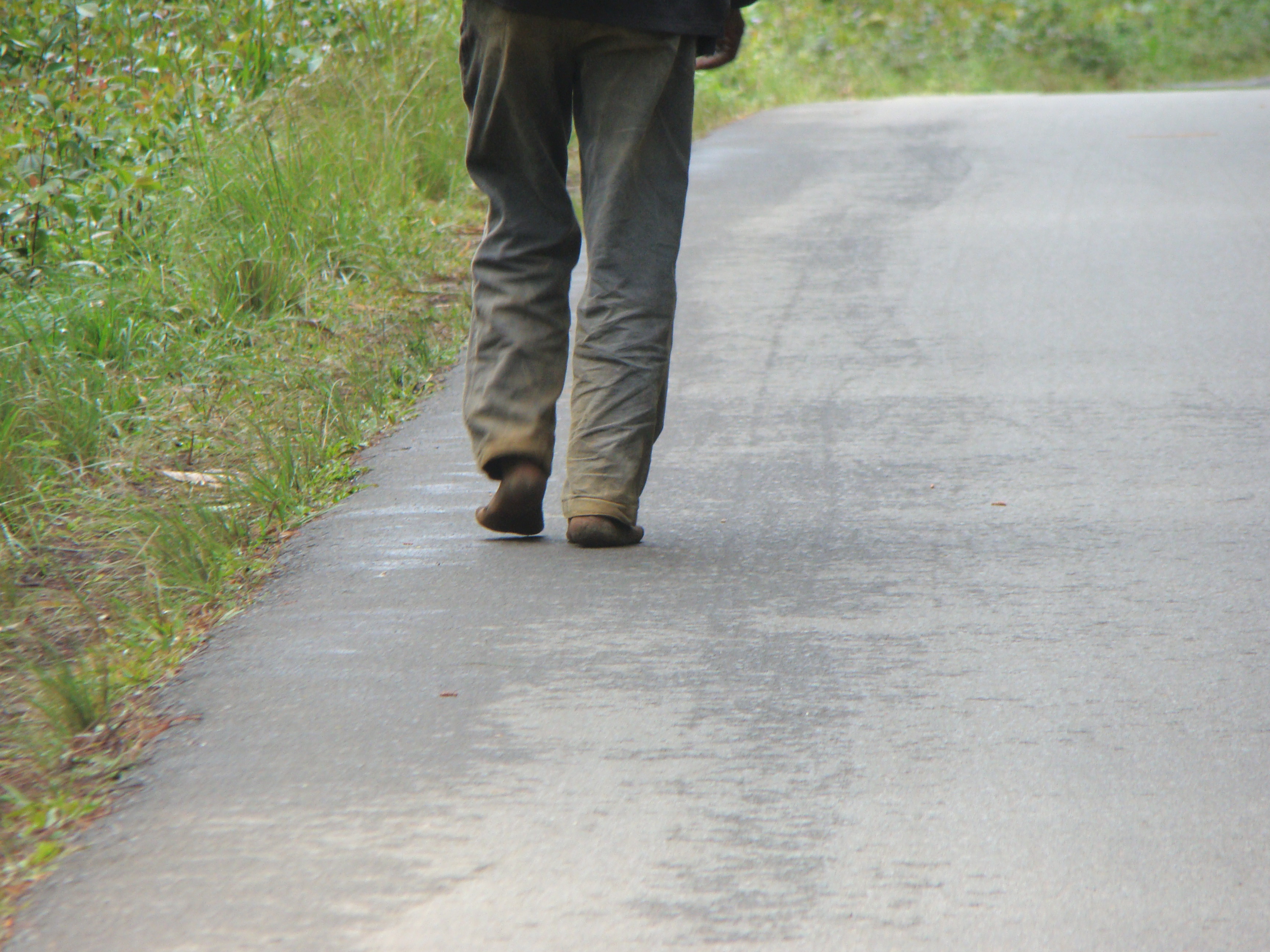 Hombre andando por la carretera, Magagascar, 2011