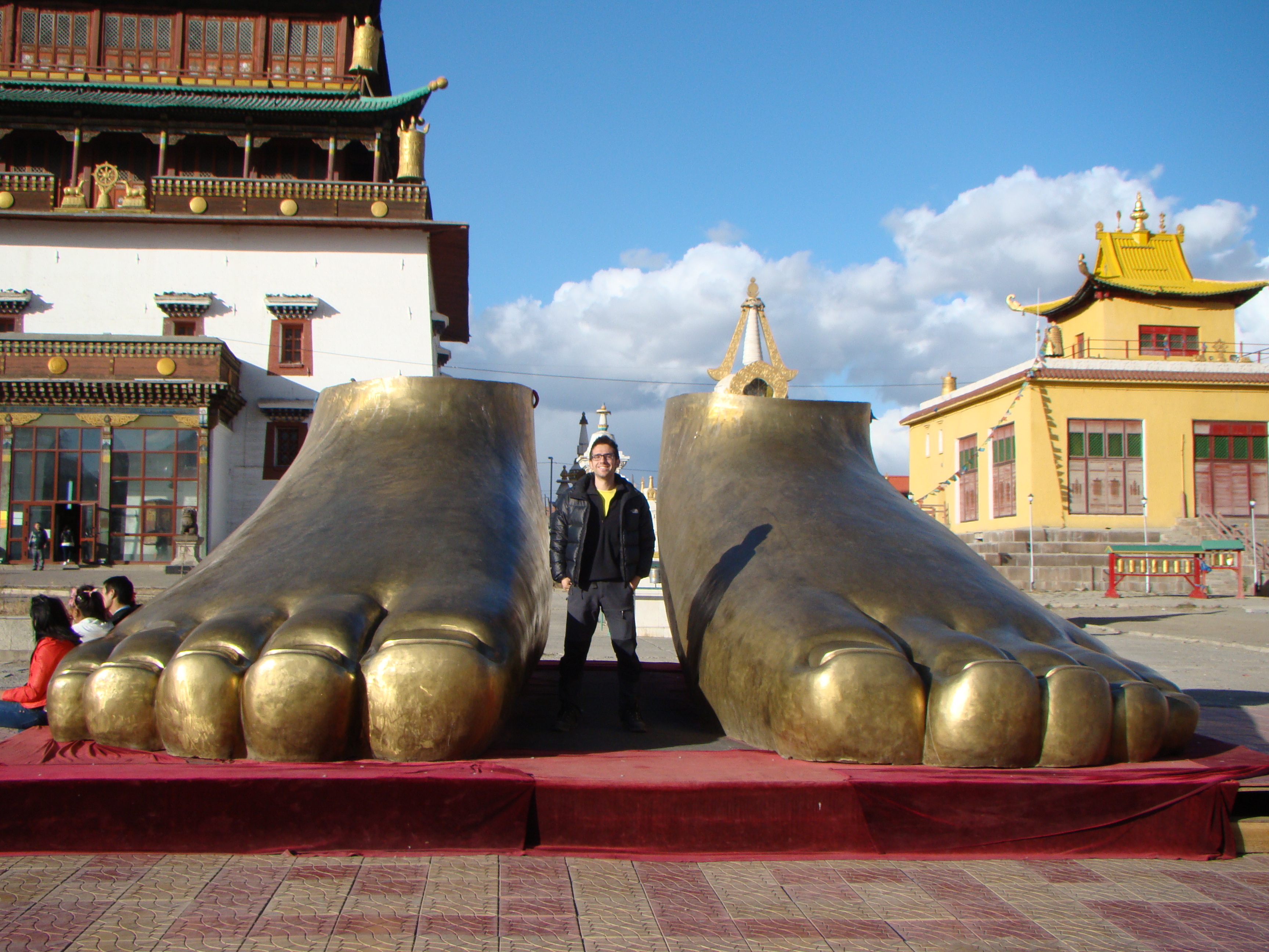 Pies de oro en monasterio budista, Ulan Bator, Mongolia, 2012